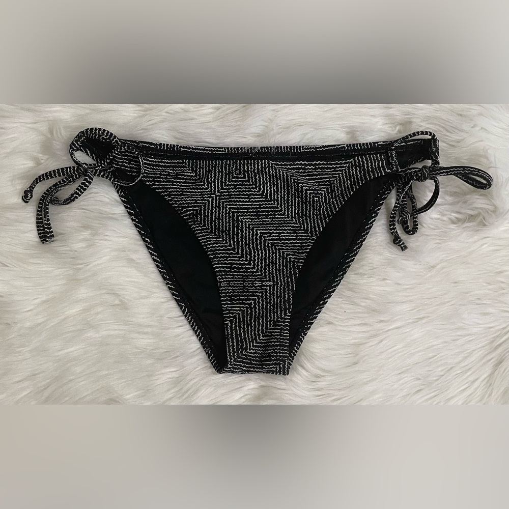 RVCA Bikini Bottoms with circle sides. Size L. Black and White